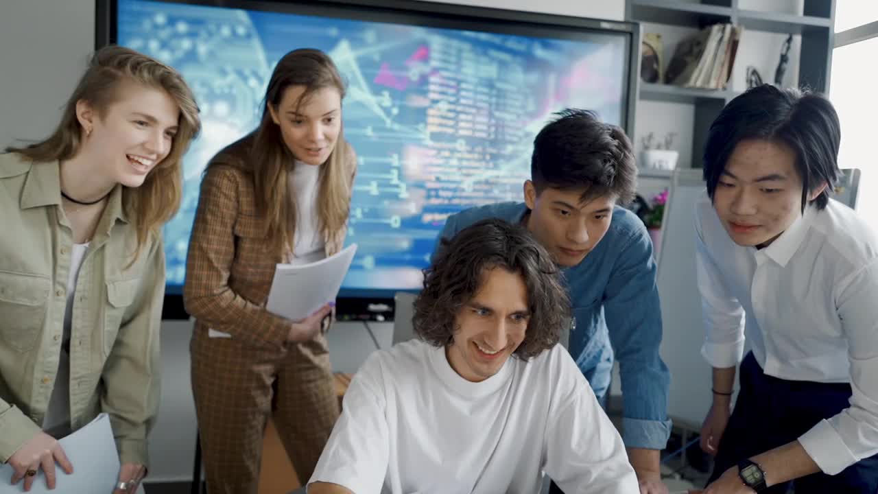 Des professionnels collaborent autour d’une table