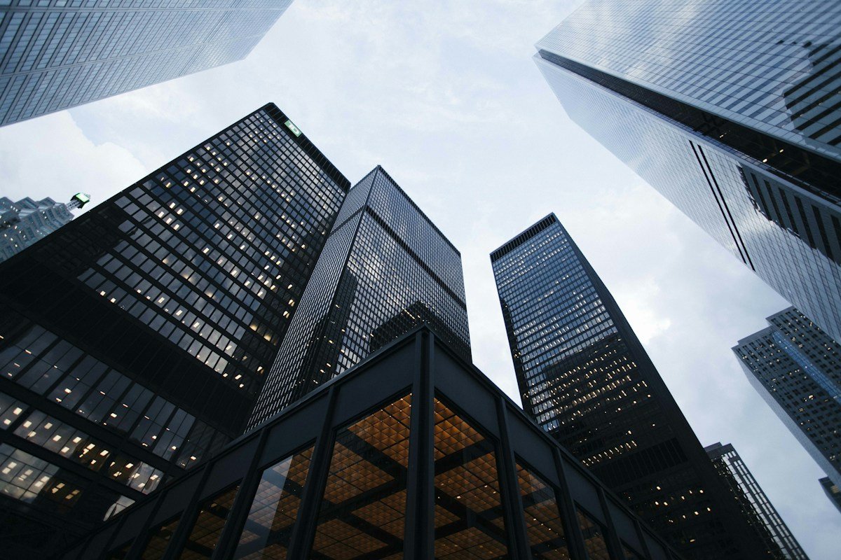 Tours de bureaux vues depuis la rue