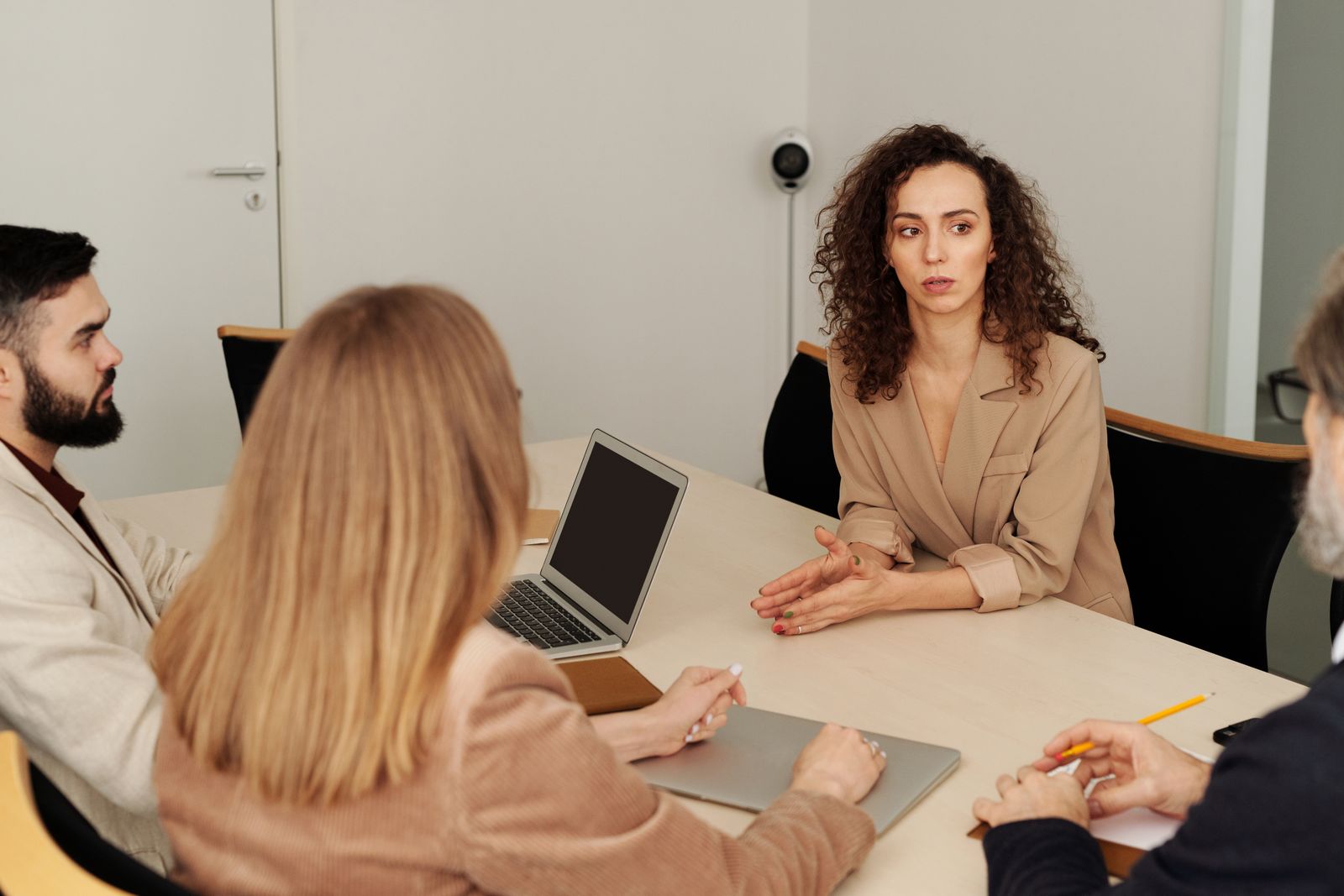 Des professionnels examinent ensemble une question d’affaires